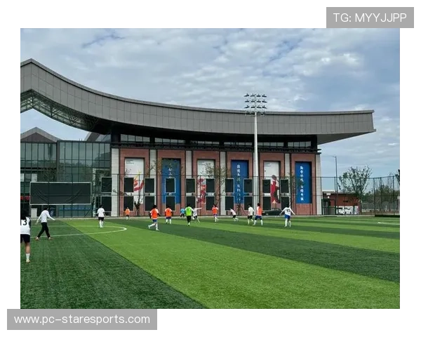 野球场上身披球星战袍 展现足球梦与青春活力的激情碰撞